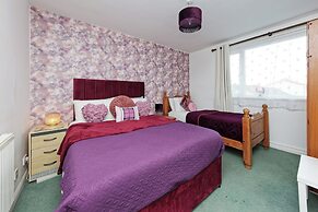 House Sleeps 14 With Enclosed Garden