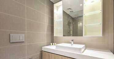LUX Contemporary Suite Marina View 5