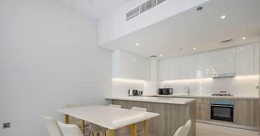 LUX Contemporary Suite Marina View 5