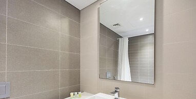 LUX Contemporary Suite Marina View 5