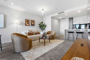 Bright Apartment With Pool and Gym Access