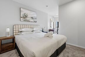 Bright Apartment With Pool and Gym Access