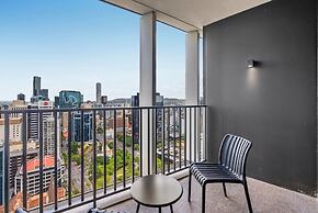 Bright Apartment With Pool and Gym Access
