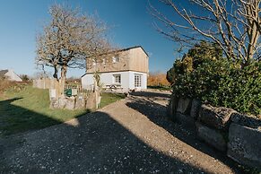 Modern Holiday Home in Lanildut