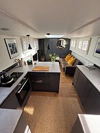 Unique 2 Bed Waterside Retreat, Pet Friendly
