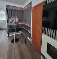 Apartment Sleeps 4 With Enclosed Garden
