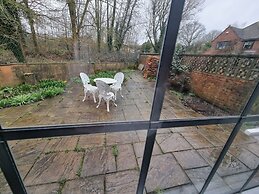 Apartment Sleeps 4 With Enclosed Garden