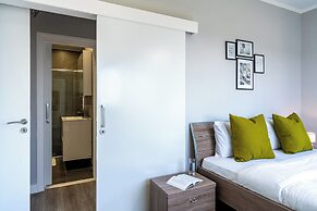 Peale's 2-BR Apt & Balcony in Mackenzie