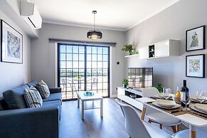 Peale's 2-BR Apt & Balcony in Mackenzie