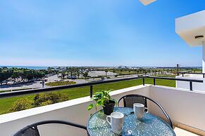 Peale's 2-BR Apt & Balcony in Mackenzie