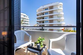 Peale's 2-BR Apt & Balcony in Mackenzie