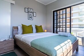Peale's 2-BR Apt & Balcony in Mackenzie
