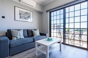 Peale's 2-BR Apt & Balcony in Mackenzie