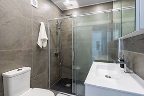 Peale's 2-BR Apt & Balcony in Mackenzie