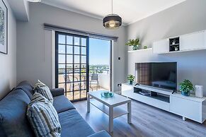 Peale's 2-BR Apt & Balcony in Mackenzie