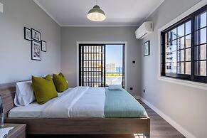 Peale's 2-BR Apt & Balcony in Mackenzie