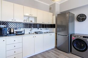 Peale's 2-BR Apt & Balcony in Mackenzie