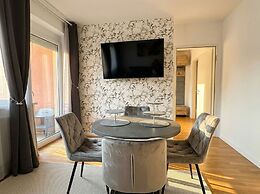 Central Vienna Modern 1BR Apt Balcony