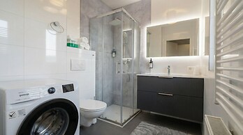Central Vienna Modern 1BR Apt Balcony