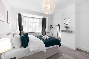 Spacious 4 Bed Semi-Detached Hse