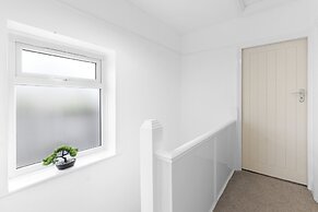 Spacious 4 Bed Semi-Detached Hse