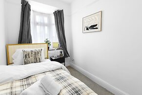 Spacious 4 Bed Semi-Detached Hse