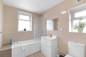 Spacious 4 Bed Semi-Detached Hse