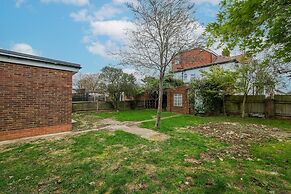 Spacious 4 Bed Semi-Detached Hse