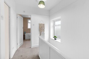 Spacious 4 Bed Semi-Detached Hse