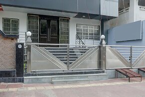 Townhouse Mumfordganj APS Inn