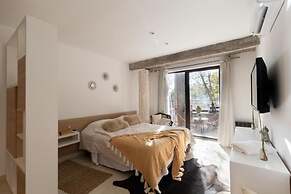 CB Mona Suites