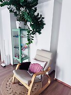 Scandi Sun 2BR With Lemon Accents