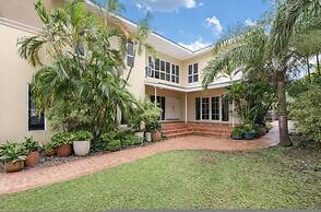 Cullen Bay Retreat Pool Balcony Marina Stroll