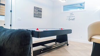 Serene 3 Bedroom Home Near YEG With Pool Table