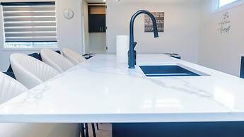 Serene 3 Bedroom Home Near YEG With Pool Table