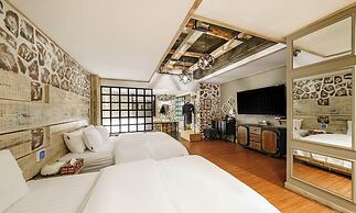 Brown Dot Dongseong-ro