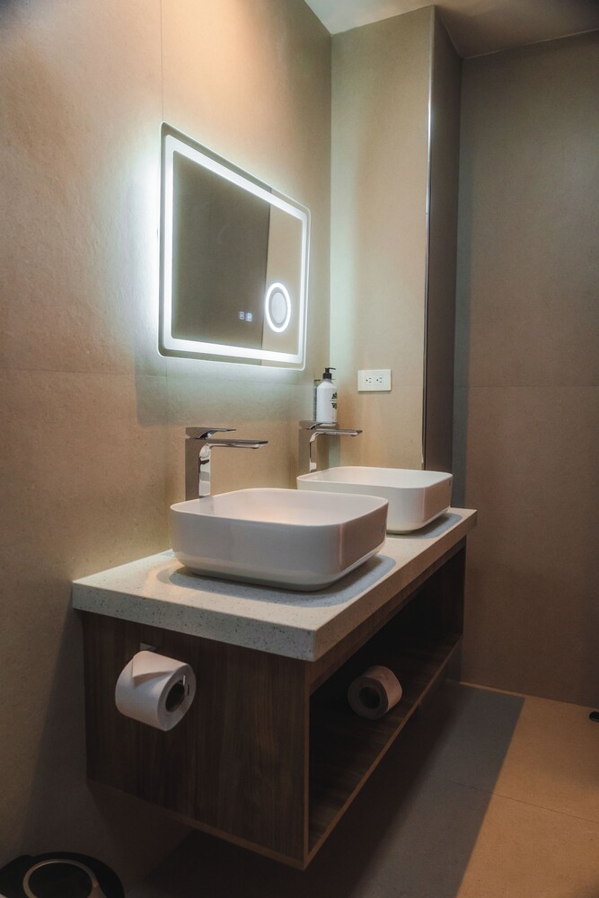 Saya Hotel & Suites