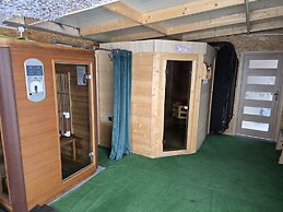 Large Holiday Home, Summer Pool, Sauna, Jacuzzi