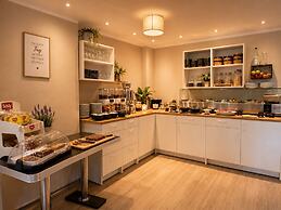 Elbhotel Dresden by Aurum