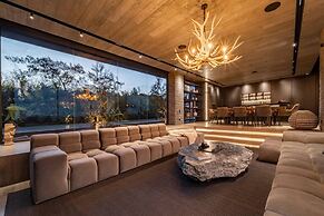 Ultra Luxury Villa With Unique Lake View
