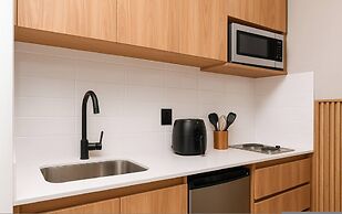 Metropolitan Living - 715b