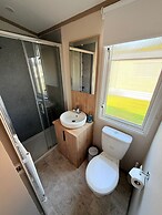 Cabin Sleeps 6 With Parking and Balcony