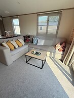 Cabin Sleeps 6 With Parking and Balcony