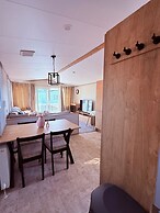Cabin Sleeps 6 With Parking and Balcony