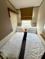 Cabin Sleeps 6 With Parking and Balcony