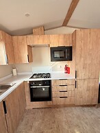 Cabin Sleeps 6 With Parking and Balcony