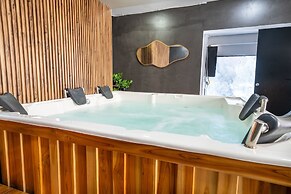 6BD with Balcony Jacuzzi Next to LLERAS