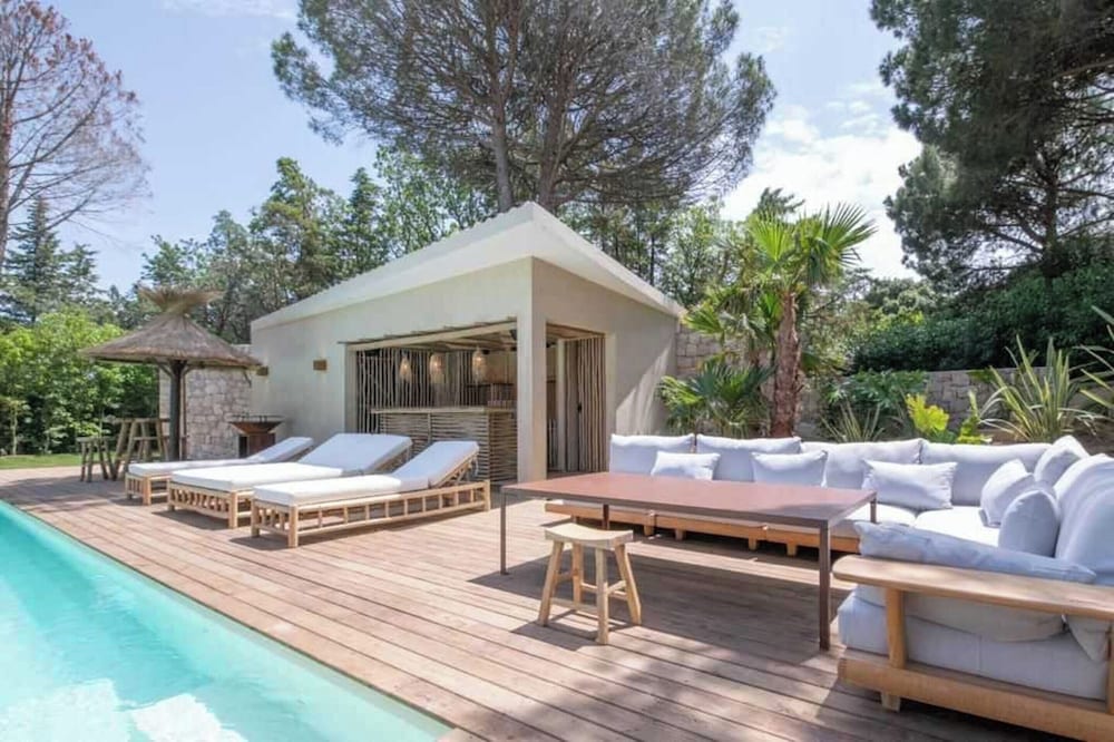 Prestige Villa a/c 12P With Pool & Lounge