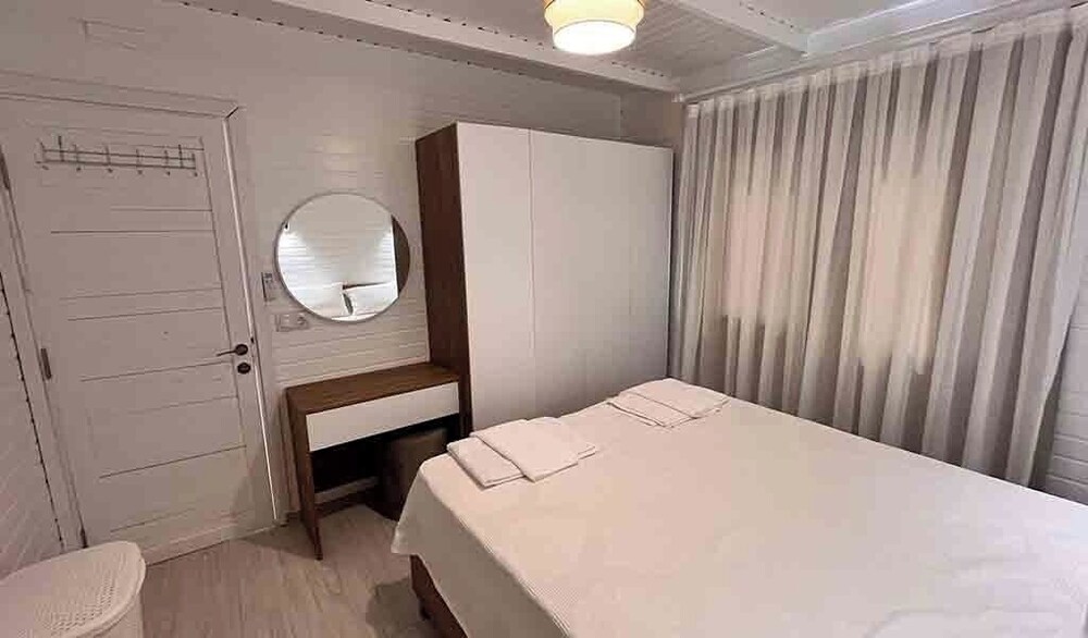 Artemis Hotel