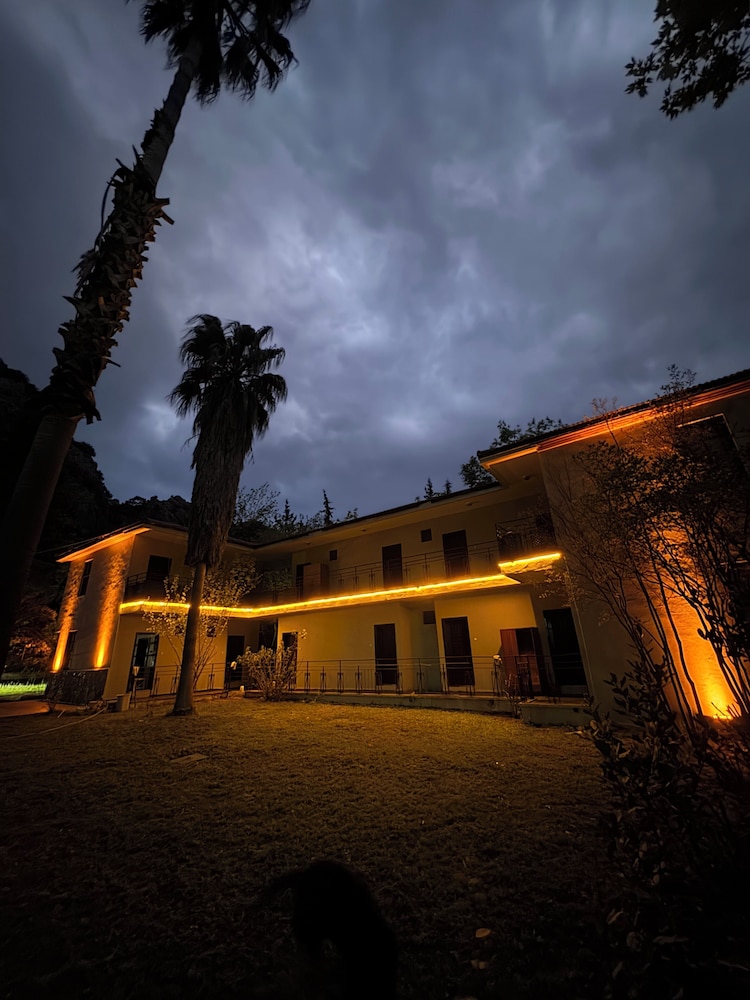 Artemis Hotel